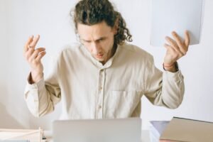 bekerja setengah hati dan tidak proaktif